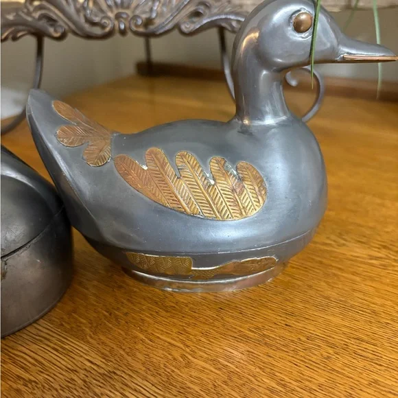 vintage pewter and brass duck-shaped and swan pair of trinket boxes. - Picture 4 of 11
